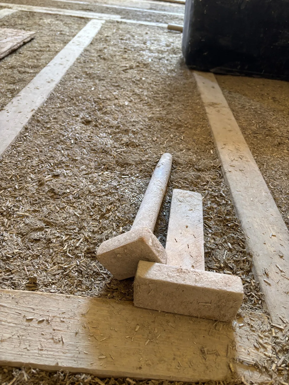 Detail eines Hanfkalkaufbaus mit Handwerkzeugen