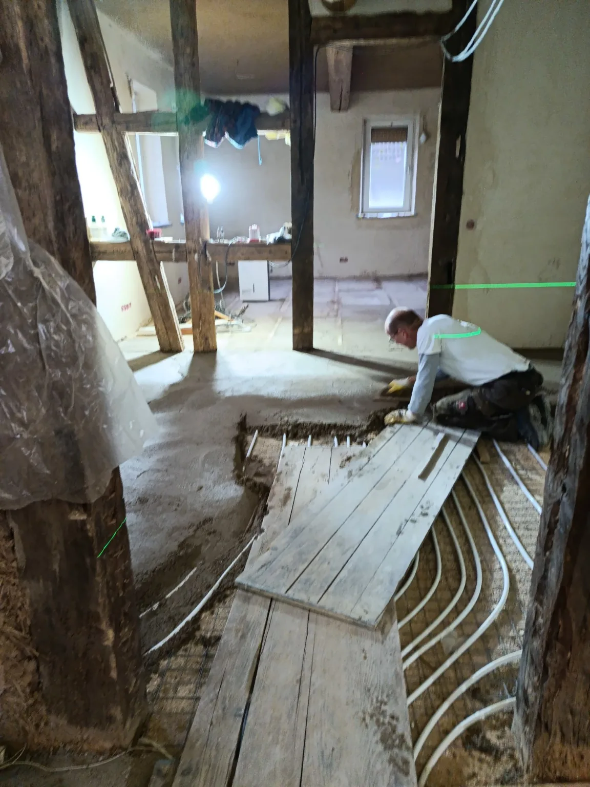 Handwerkliche Ausführung eines Kalkestrichs im historischen Fachwerkgebäude